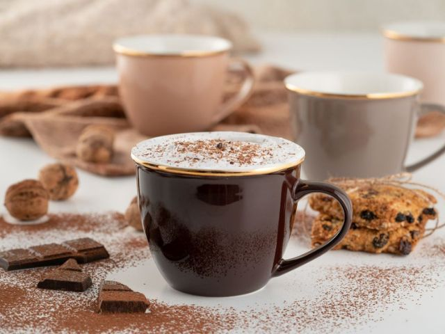 filiżanki jumbo duże filiżanki na słodkim stole