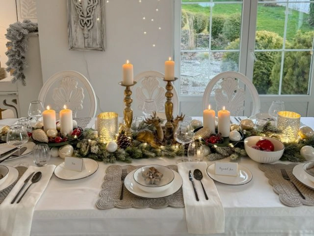 Wigilijny stół z dekoracjami Villa Italia Wigilijny stół - nakrycie stołu