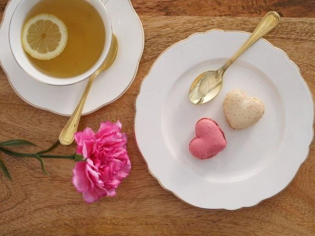 Talerzyk deserowy porcelanowy Denise elegancki talerz deserowy biały ze złotem i filiżanka do herbaty