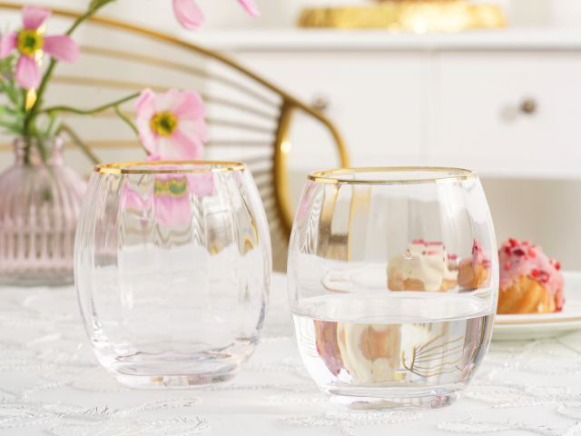Eleganckie szklanki do wody: dodaj szyk do każdego posiłku